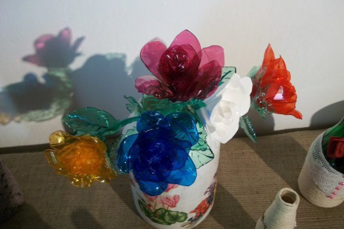 Ilustračný obrázok k článku Odpadovému materiálu vdýchli nový život: Dôchodcovia vyrábajú netradičné ozdoby