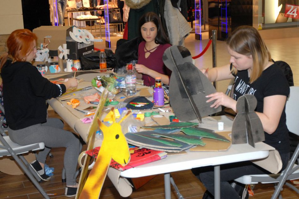 Ilustračný obrázok k článku Recyklujú staré kartóny na sochy