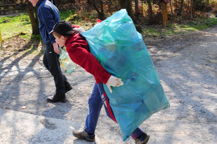 Ilustračný obrázok k článku Stovky zvolenských školákov spojili sily. V meste vyzbierali vyše 3 tony odpadu