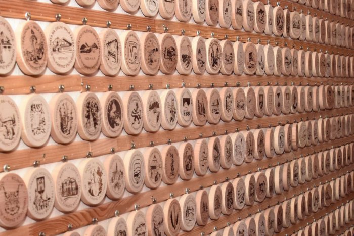 Ilustračný obrázok k článku Mesto Leopoldov vydalo turistické známky: Čo na nich môžete nájsť?