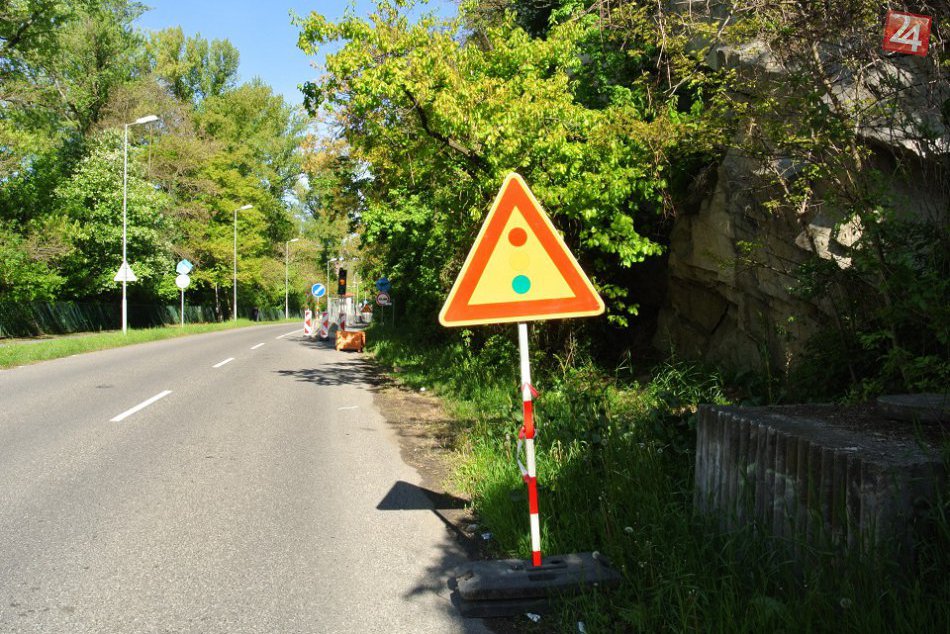 Ilustračný obrázok k článku Odstraňovanie náletových drevín zo svahu nad Devínskou cestou obmedzí premávku