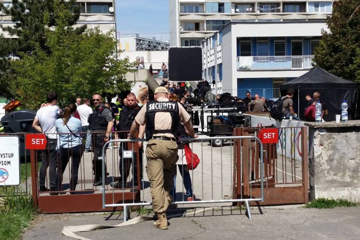 Ilustračný obrázok k článku FOTO: Bratislava sa zmenila na filmovú scénu. Nakrúcanie je prísne strážené