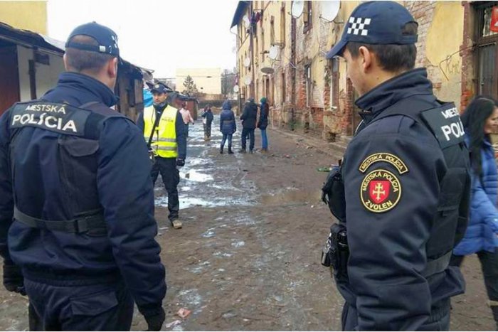 Ilustračný obrázok k článku Papuče, pokuty aj alkohol u mladých. Čo všetko riešili zvolenskí policajti v roku 2016?