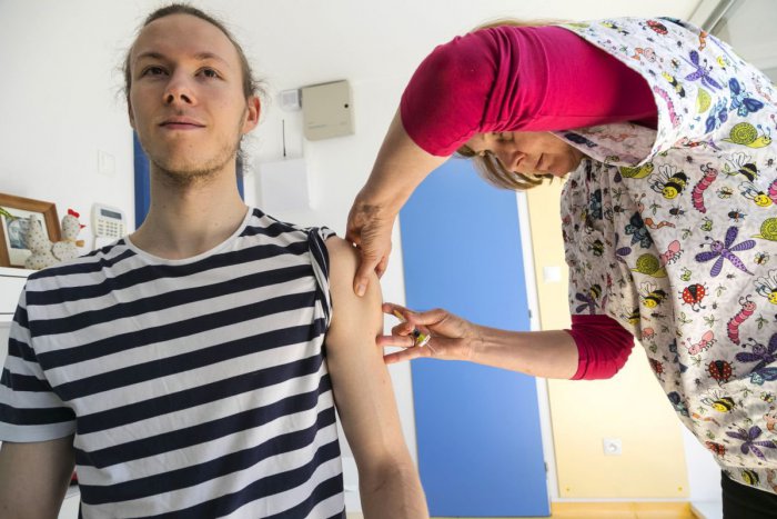 Ilustračný obrázok k článku Poisťovne reagujú na riziko importovania osýpok: VšZP a Union uhradia očkovanie