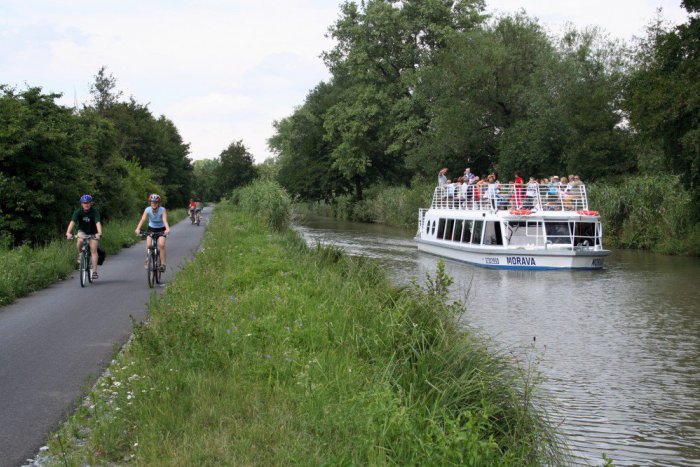 Ilustračný obrázok k článku Tip na výlet: Zažite plavbu po Baťovom kanáli a obdivujte krásy Moravy