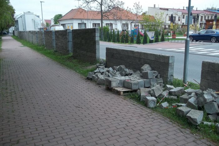 Ilustračný obrázok k článku Park bude mať vynovené oplotenie: Práce sú ale pozastavené