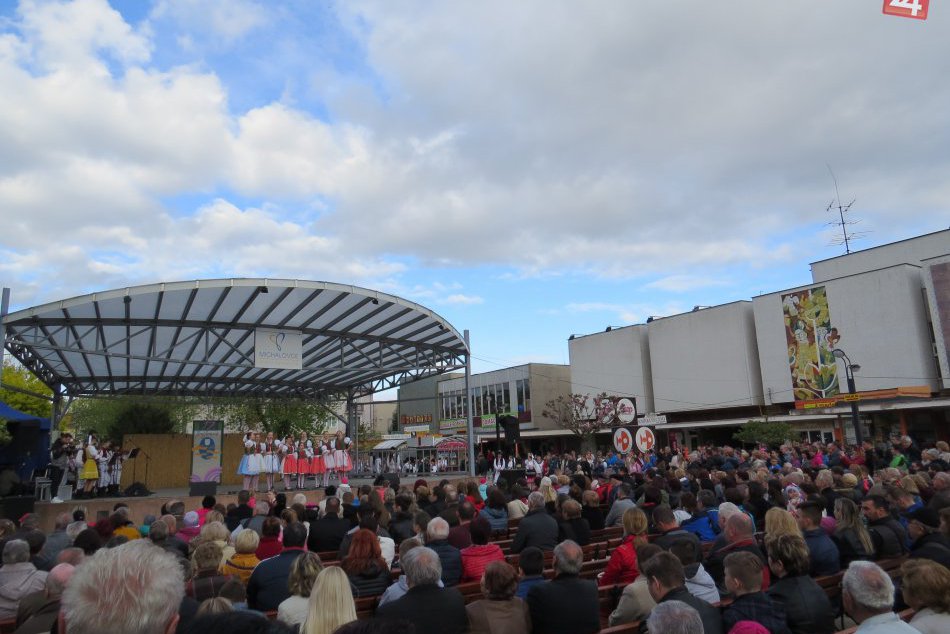 Ilustračný obrázok k článku Ľudová tradícia priamo v srdci nášho mesta: Pozrite si stavanie mája v Michalovciach