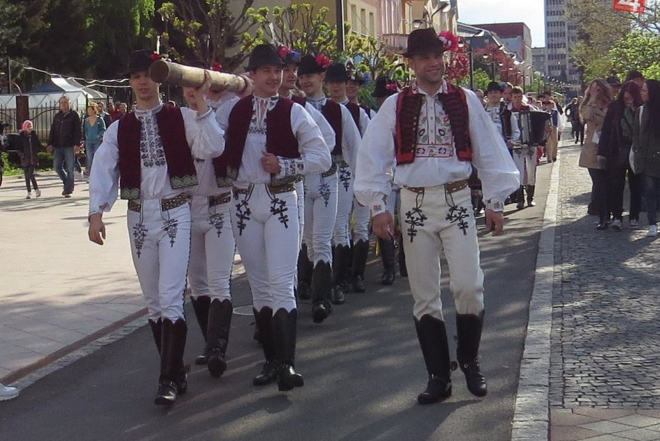 Ilustračný obrázok k článku Prvomájové oslavy: Sprievod hudby a tanca vystriedali opatrenia