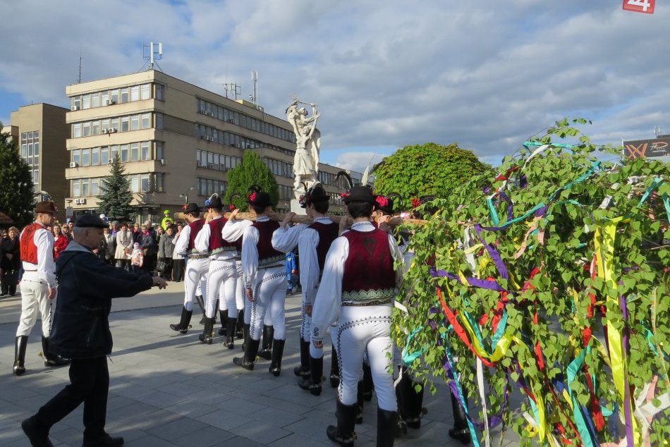 Ilustračný obrázok k článku Na michalovskom námestí postavia máj: Nebudú chýbať ani folkloristi
