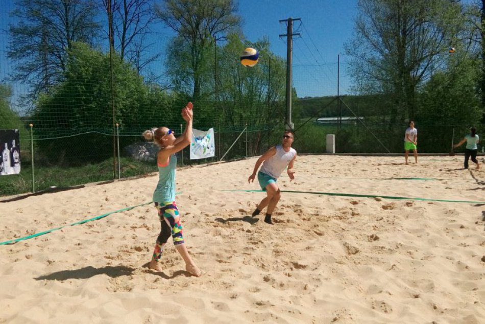 Ilustračný obrázok k článku FOTO: Máj začal pri Zvolene poriadne horúco. Na piesku si to rozdali volejbalisti