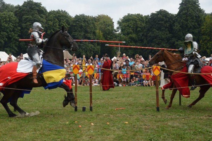 Ilustračný obrázok k článku Preneste sa do obdobia stredoveku. Na Devíne sa predvedú rytieri na koňoch