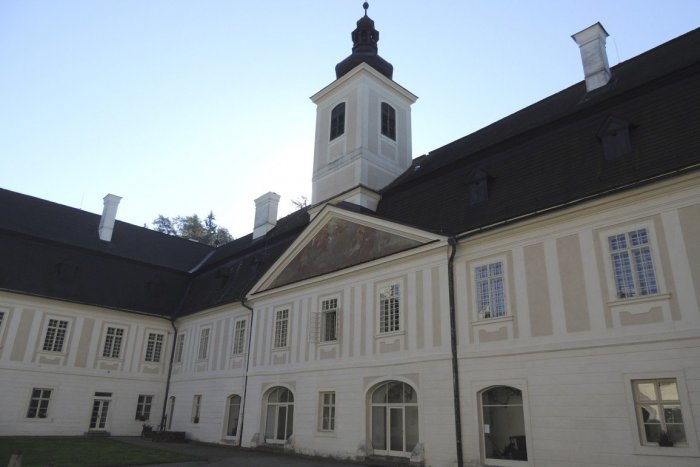 Ilustračný obrázok k článku Kaštieľ odhalí aj zákulisné príbehy: Sledujte ten nočný bonus!