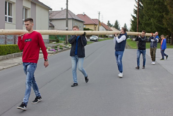 Ilustračný obrázok k článku Máj v dedinke pri Žiari: Na prvý pohľad obyčajný, keď sa ale pozriete bližšie... FOTO