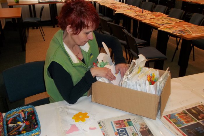 Ilustračný obrázok k článku Šalianski žiaci tvorili:  Vyskúšali si prácu s horúcim voskom