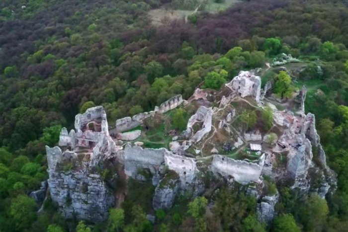 Ilustračný obrázok k článku Hrad Gýmeš ako ste ho ešte nevideli: Vzniklo unikátne VIDEO z vtáčej perspektívy