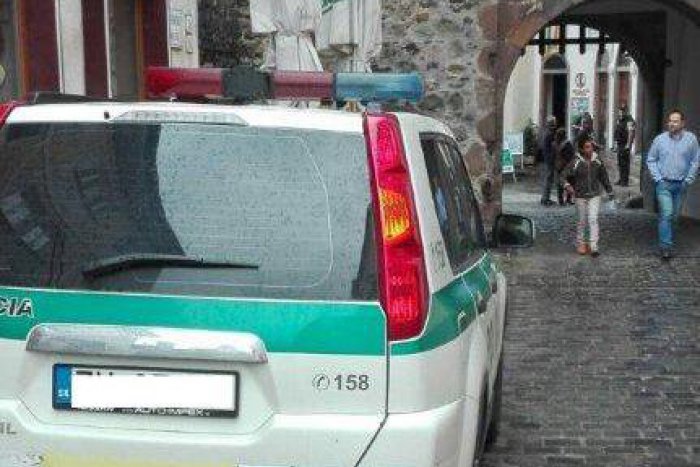 Ilustračný obrázok k článku Dráma v Kremnici: Lupiča Jaroslava (44) spacifikovali mestskí policajti streľbou, FOTO