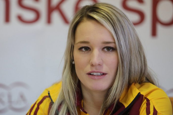 Ilustračný obrázok k článku Veľká pocta pre Fialkovú. Pretekárka bystrickej Dukly kráľovnou biatlonovej stopy