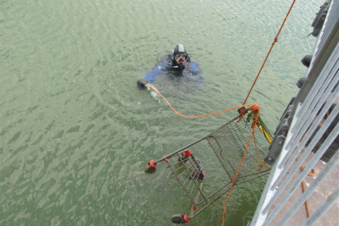 Ilustračný obrázok k článku Kuchajda je pripravená na letnú sezónu. Jej dno prehľadali potápači