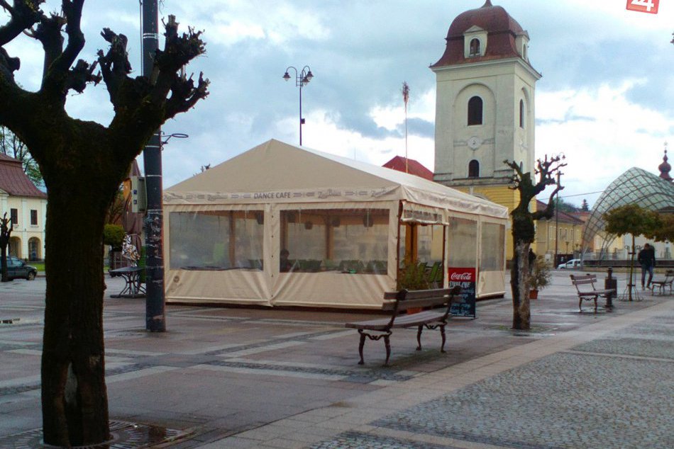 Ilustračný obrázok k článku FOTO: Ani vy ste sa nevedeli dočkať? V Brezne už vyrastajú prvé letné terasy