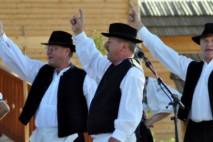 Ilustračný obrázok k článku Sarkastická lovčianska hymna vás dostane: Nešetrili v nej ani Žiarčanov