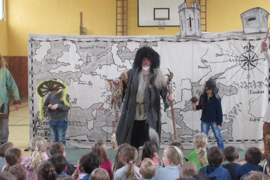 Ilustračný obrázok k článku FOTO: Netradičné vyučovanie v Revúcej. Do školy zavítali šermiari aj pesničkár