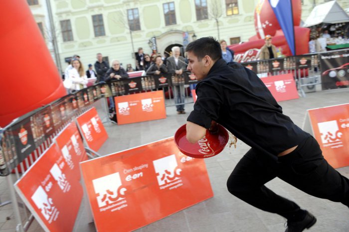 Ilustračný obrázok k článku Netradičná akcia v Košiciach: Beh čašníkov sa konal v meste po prvý raz