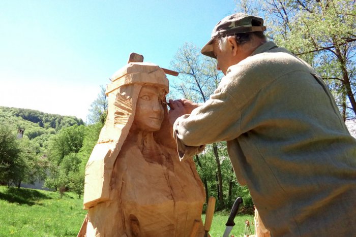 Ilustračný obrázok k článku FOTO: Do Zvolena sa vrátili králi v nadživotnej veľkosti. Nádhera spod rúk rezbárov