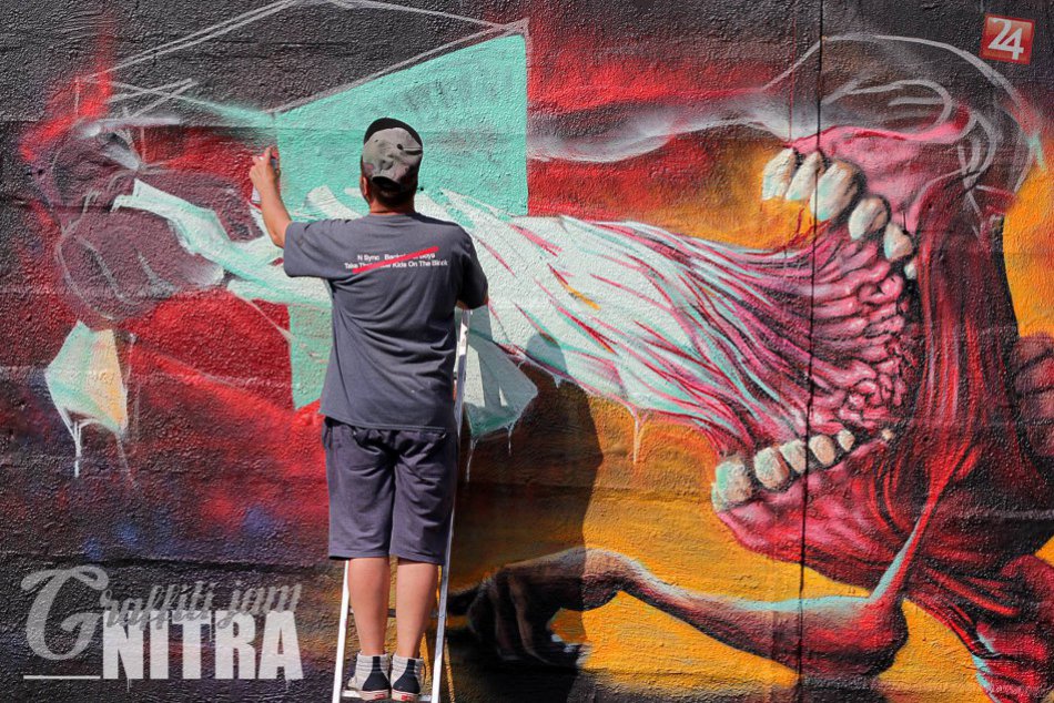 Ilustračný obrázok k článku FOTO, VIDEO: Stenu pod Zoborom zdobia nové maľby, niektoré sú hotové umelecké diela