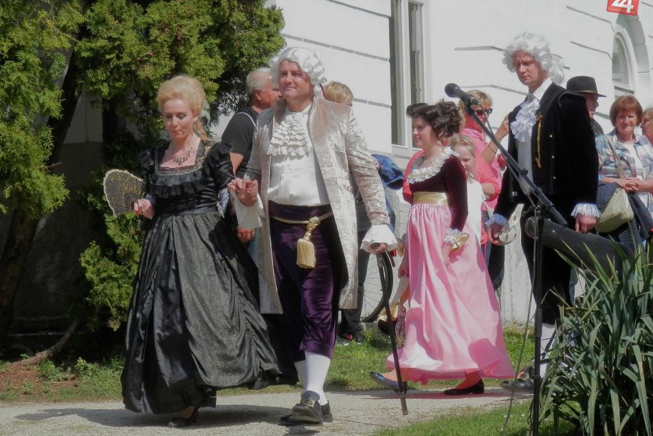 Ilustračný obrázok k článku FOTO: Do topoľčianskeho parku zavítal významný grófsky pár. Čo sa to tam dialo?