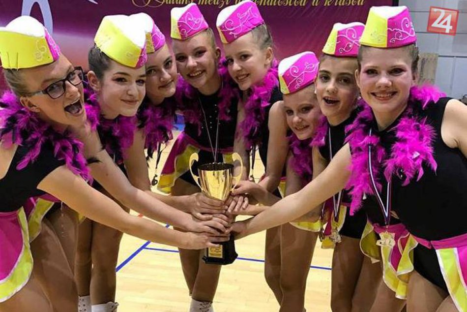 Ilustračný obrázok k článku Mladé Hlohovčanky zažiarili: Mažoretky Sašetky sú vicemajsterky Slovenska, FOTO
