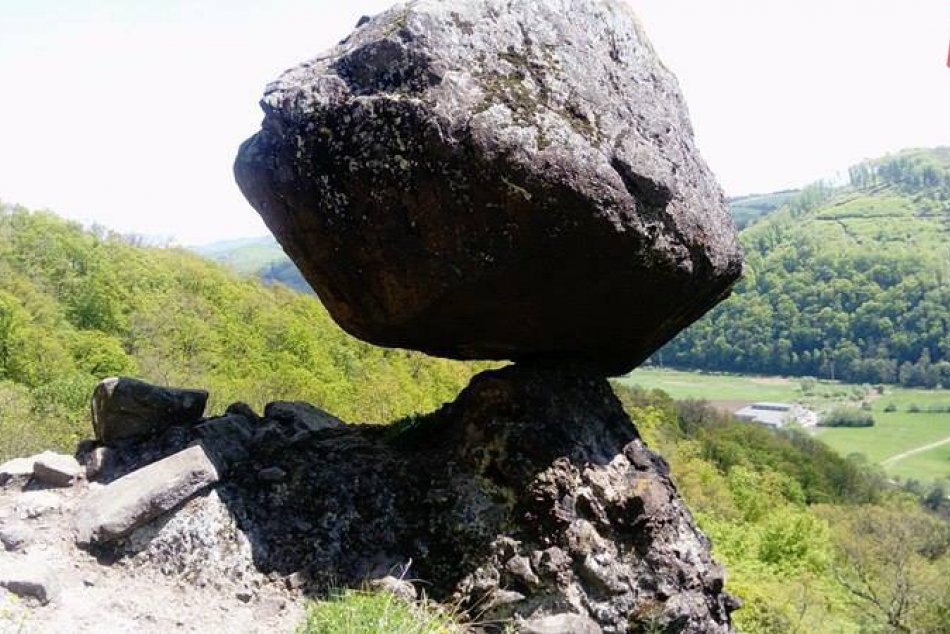 Ilustračný obrázok k článku FOTO: Prírodný unikát neďaleko Bystrice. Tajomná Čertova skala priťahuje zvedavcov