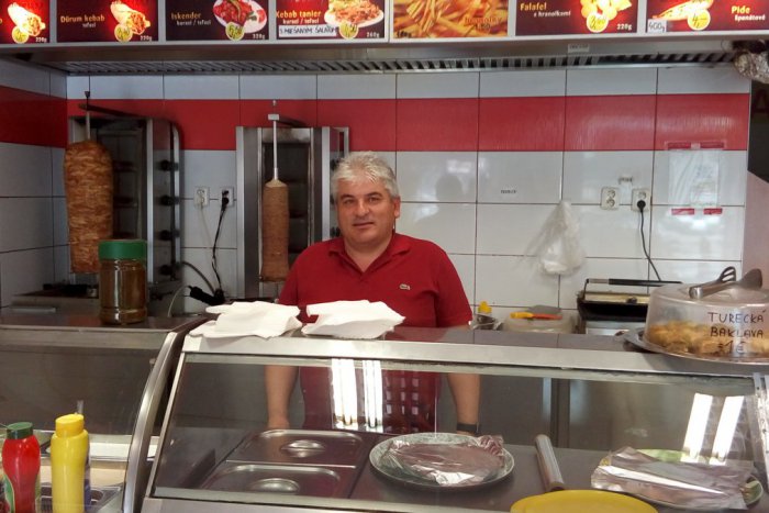 Ilustračný obrázok k článku Turek predávajúci kebab Zvolenčanom: Nikdy sme necítili tlak za to, že sme cudzinci