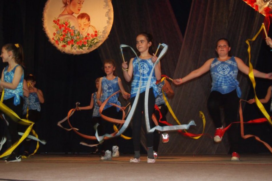 Ilustračný obrázok k článku FOTO: Revúcki školáci sa predviedli. Krásna pocta všetkým mamám