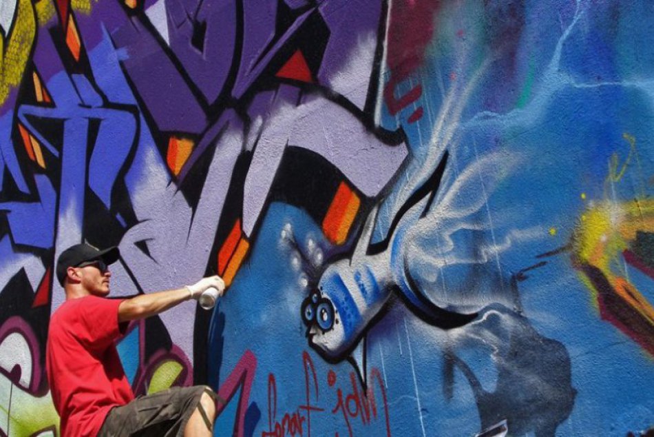 Ilustračný obrázok k článku Bystrické múry rozžiaria farby. V meste sa chystá veľká akcia pouličných umelcov
