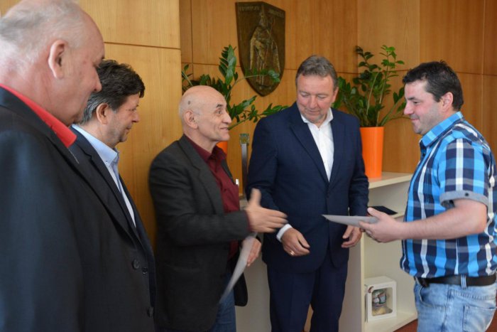 Ilustračný obrázok k článku Práca hasičov počas povodní neostala bez povšimnutia: Dostali ocenenie od mikulášskej radnice