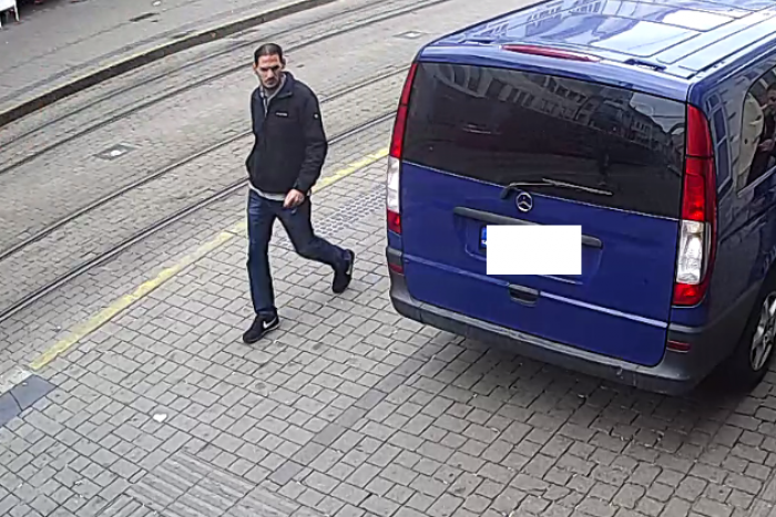 Ilustračný obrázok k článku Nepoznáte muža na fotografii? Na Obchodnej ukradol z auta viac ako 7-tisíc eur