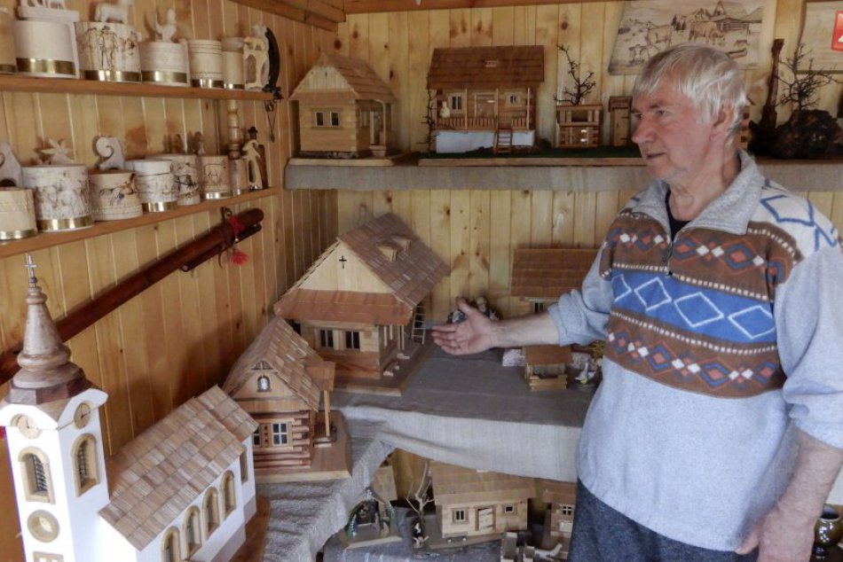 Ilustračný obrázok k článku FOTO: Jozef z Horehronia má zlaté ruky. Vytvára krásne miniatúry dreveníc aj krojov