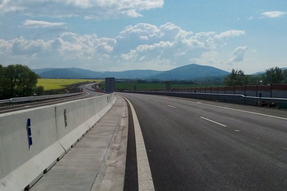 Ilustračný obrázok k článku Správa, na ktorú čakali mnohí vodiči. Na Horehroní môžu využívať nový obchvat