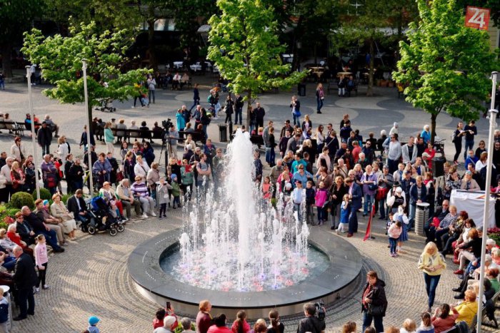 Ilustračný obrázok k článku Fontána na Hviezdoslavovom námestí by mala hrať a svietiť každú hodinu. Realita je však iná