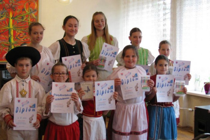 Ilustračný obrázok k článku Žiaci z revúckej školy previedli spevácky talent. S ľudovkami zabodovali v súťaži