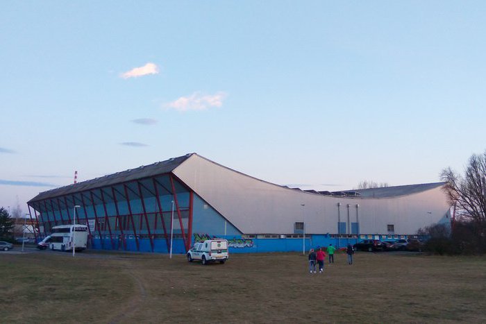 Ilustračný obrázok k článku Zimný štadión prechádza zmenami: Na pivo a kofolu sa bude čakať menej