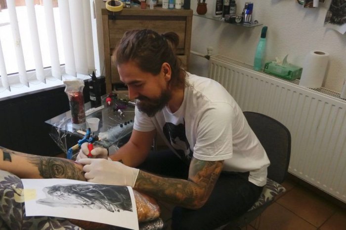 Ilustračný obrázok k článku FOTO: Zvolenský tatér vytvára úchvatné diela: Tetoval som už aj 82-ročnú babičku