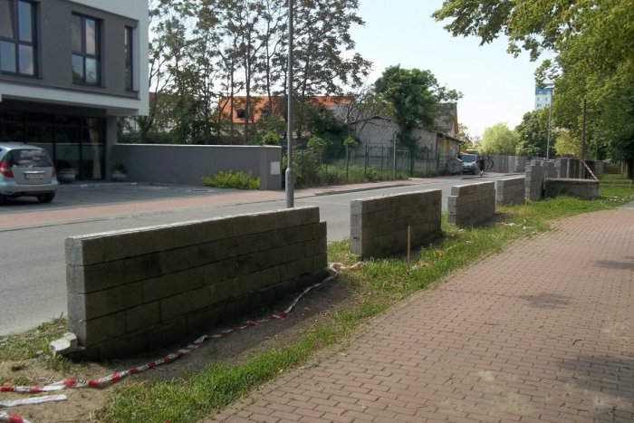 Ilustračný obrázok k článku Plot pri nemocničnom parku udivuje: Čo nevidieť vraj bude dokončený