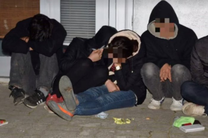 Ilustračný obrázok k článku V Michalovciach zasahovali policajti: Zadržali viacero cudzincov, nachádzali sa v dodávke!