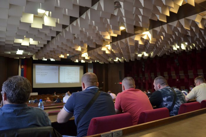 Ilustračný obrázok k článku Nitrianske podniky zatiaľ skôr zatvárať nebudú: Riešenie má priniesť diskusia