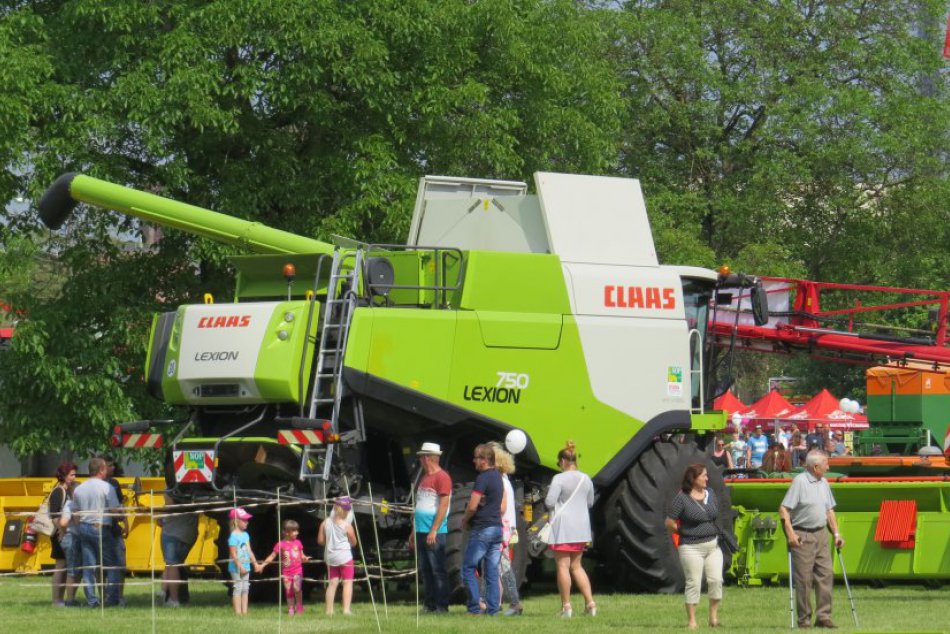 Ilustračný obrázok k článku Traktory, kombajny aj zvieratá: Centrum Michaloviec obsadili farmári, FOTO