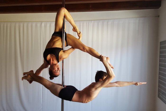 Ilustračný obrázok k článku FOTO: Hane učaroval pole dance a učí ho aj Zvolenčanky. Paráda, čo dokáže na tyči!