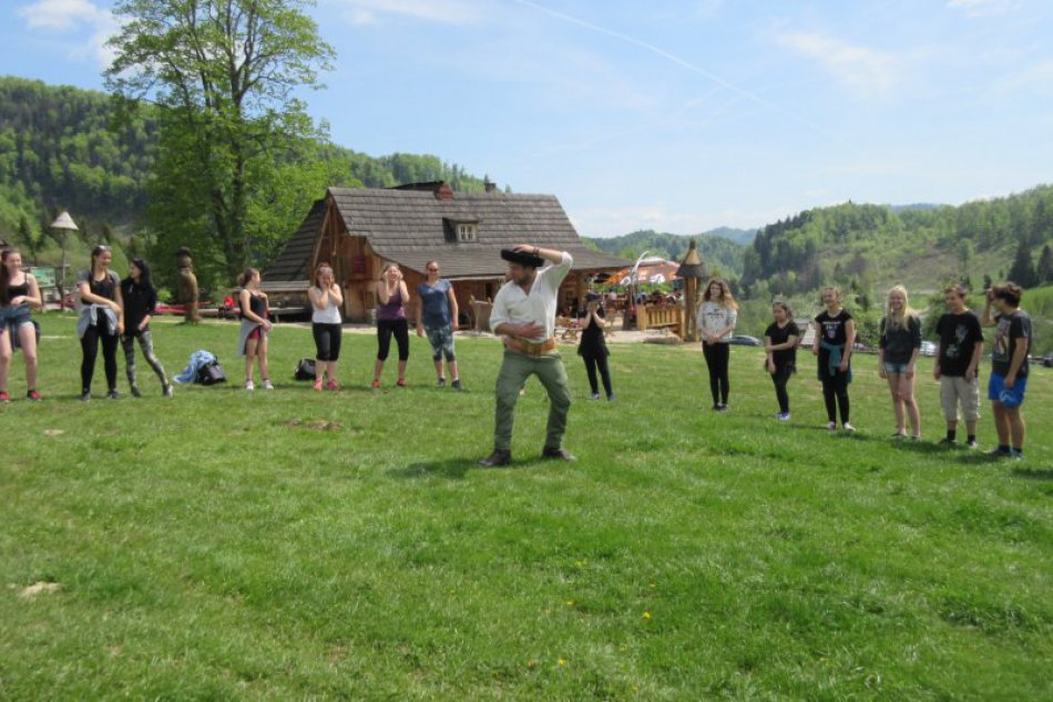 Ilustračný obrázok k článku FOTO: V Revúcej mladí Česi obdivovali pamiatky aj prírodu. Čo si nevedeli vynachváliť?