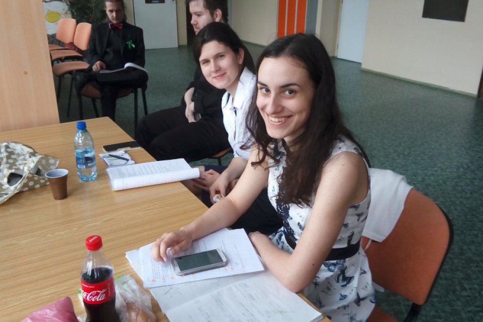 Ilustračný obrázok k článku Maturanti by mali piť dostatok tekutín: Neodporúča sa veľa kávy