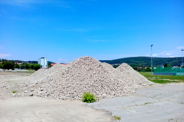 Ilustračný obrázok k článku Na štadióne v Humennom utíchol pracovný ruch: Radnica vysvetľuje, čo je vo veci...